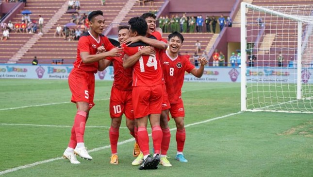 Báo Indonesia bất ngờ vì đội nhà được CĐV Việt Nam cổ vũ ảnh 2