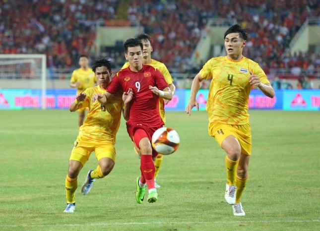 Tụt 1 bậc, đội tuyển Việt Nam vẫn bỏ xa Thái Lan trên BXH FIFA ảnh 2