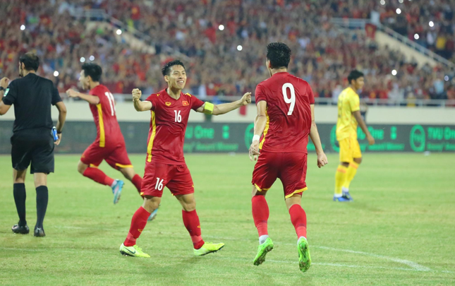 Tụt 1 bậc, đội tuyển Việt Nam vẫn bỏ xa Thái Lan trên BXH FIFA ảnh 1