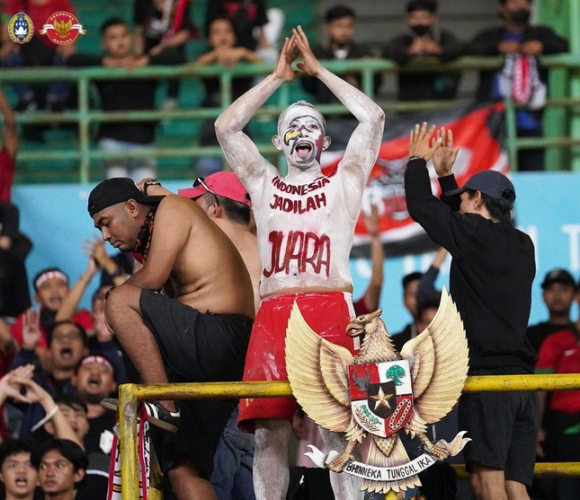 CĐV Indonesia tấn công cầu thủ Myanmar, lo ngại cho U16 Việt Nam - Ảnh 1.