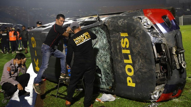 Hé lộ nhiều chi tiết sốc trong thảm kịch giẫm đạp tại Indonesia ảnh 1