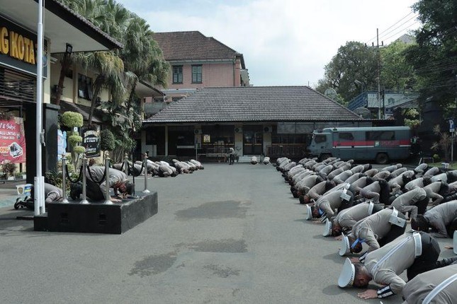 Hàng trăm cảnh sát Indonesia quỳ rạp để xin lỗi các nạn nhân vụ giẫm đạp ảnh 1