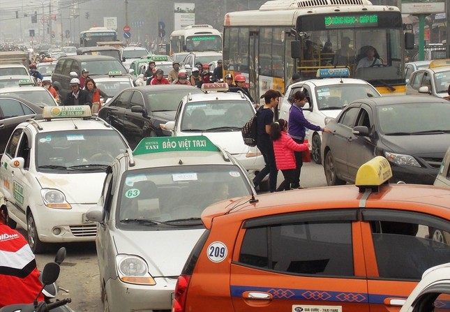 Hà Nội “cháy” taxi ảnh 1