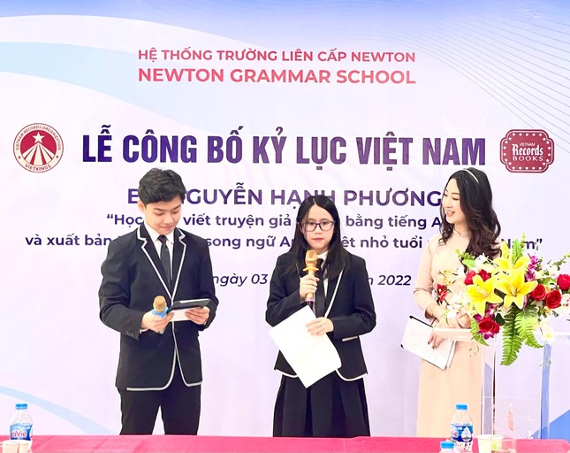 Học sinh 13 tuổi lập kỷ lục nhờ xuất bản sách song ngữ Anh - Việt ảnh 1