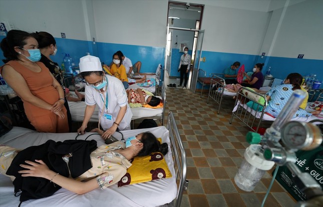 Bùng phát sốt xuất huyết: Bệnh viện quá tải, thiếu hóa chất diệt muỗi ảnh 1