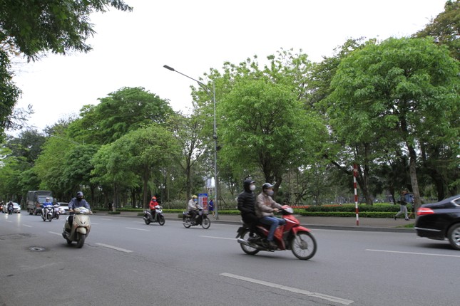 Xử phạt người vi phạm lệnh 'hạn chế ra đường' thế nào? ảnh 1