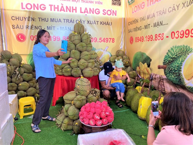 Du khách đổ về 'thủ phủ sầu riêng' xe nối đuôi dài cả cây số, khách thoải mái ăn tại vườn ảnh 4