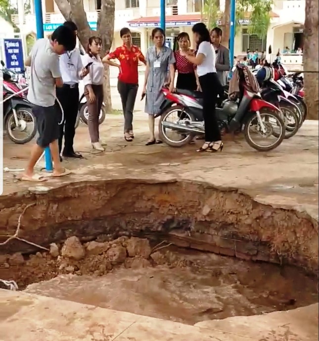 Hố tử thần nuốt 2 xe máy trong trường tiểu học ảnh 3