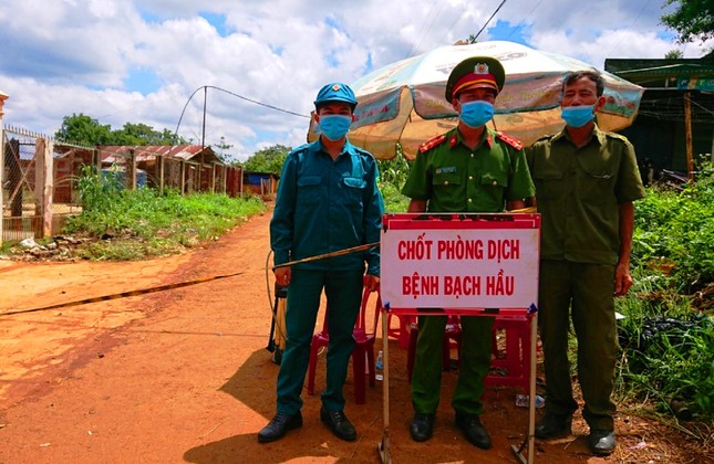 Vào tâm dịch bạch hầu Đắk Nông, chứng kiến người sợ tiêm bỏ trốn ảnh 2