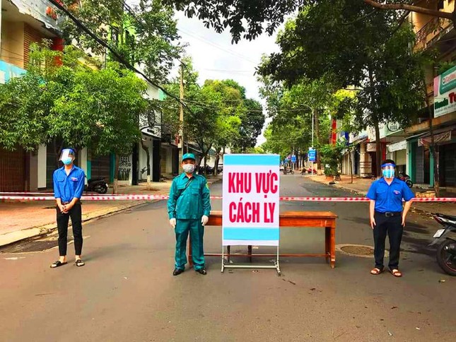 ‘Áo xanh’ Buôn Ma Thuột vào tận nơi phong tỏa tiếp tế cơm, gạo... cho dân ảnh 1