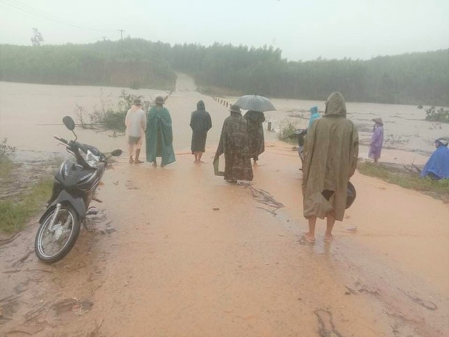 Xung kích phản ứng nhanh chốt trực các điểm mưa bão ngập ở Đắk Lắk ảnh 2