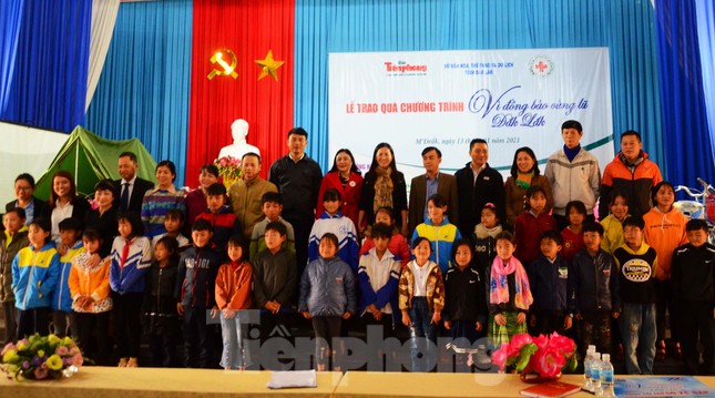 Người dân vùng lũ Đắk Lắk nhận quà ý nghĩa, thiết thực trước Tết ảnh 9