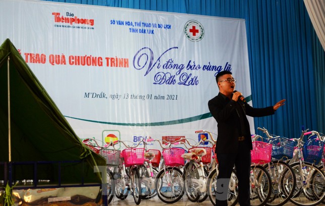 Người dân vùng lũ Đắk Lắk nhận quà ý nghĩa, thiết thực trước Tết ảnh 1