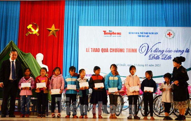 Người dân vùng lũ Đắk Lắk nhận quà ý nghĩa, thiết thực trước Tết ảnh 5