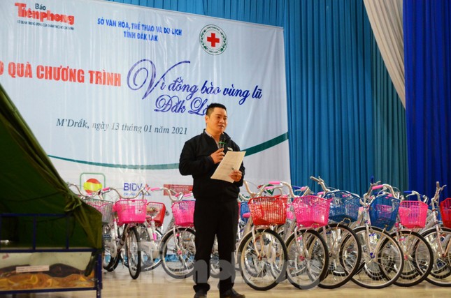 Người dân vùng lũ Đắk Lắk nhận quà ý nghĩa, thiết thực trước Tết ảnh 6