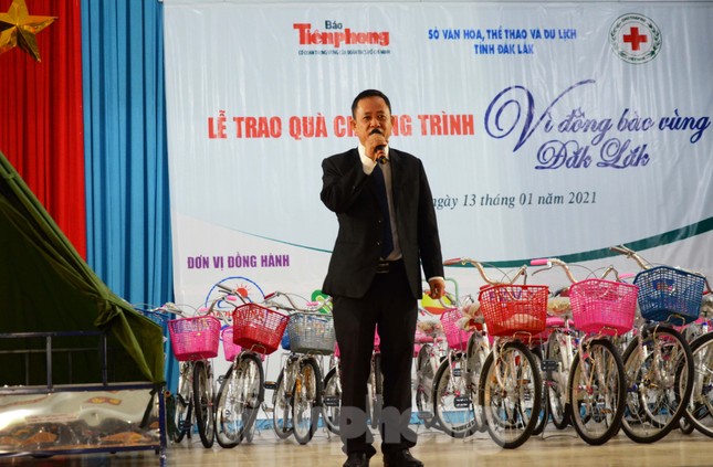 Người dân vùng lũ Đắk Lắk nhận quà ý nghĩa, thiết thực trước Tết ảnh 4