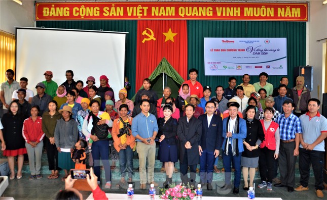 Báo Tiền Phong và tỉnh Đắk Lắk tiếp tục hỗ trợ vùng 'rốn lũ' Đắk Liêng ảnh 7