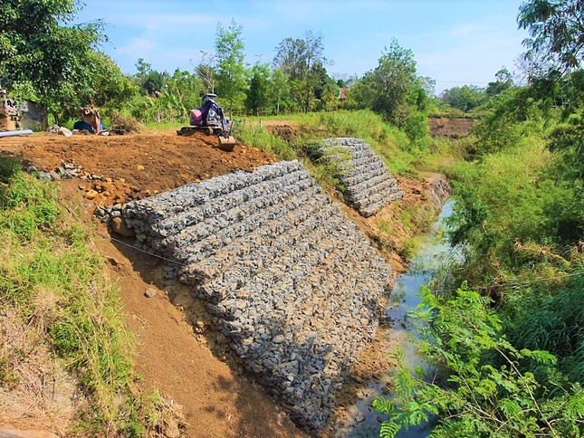 Đắk Lắk: Dân vét nước tưới bên kênh thủy lợi chục tỷ bỏ hoang ảnh 2