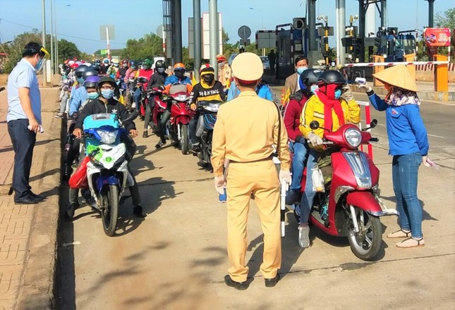 Đoàn thanh niên Tây Nguyên trực xuyên đêm, xuyên Tết ngăn dịch COVID ảnh 3