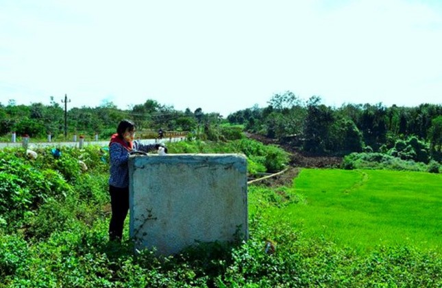 Những người trẻ xóa 'điểm đen' rác thải độc hại ảnh 2
