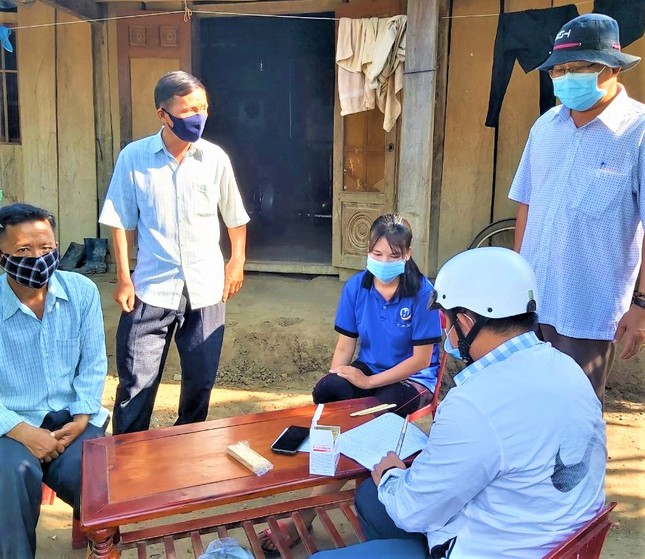 Những 'chiến sĩ áo trắng' Tây Nguyên ngăn dịch bệnh kép ảnh 1