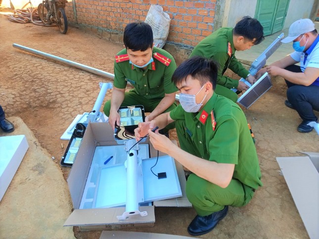 Đoàn thanh niên tạo khu vui chơi, lắp bể bơi di động 'xóa' nỗi ám ảnh đuối nước ảnh 2