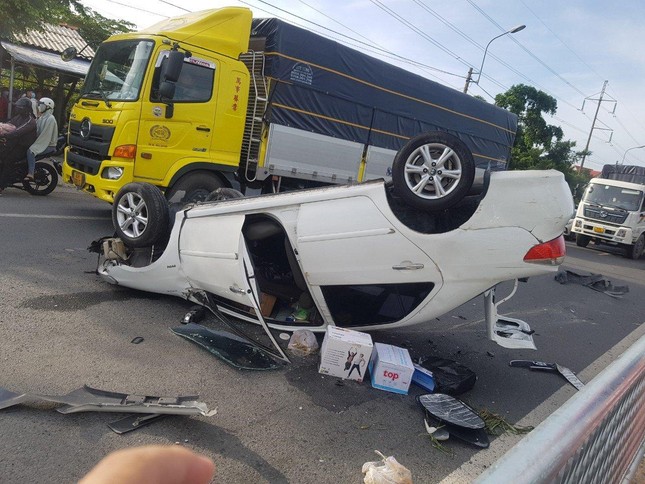 Xe ô tô lật ngửa giữa quốc lộ, 5 người may mắn thoát chết ảnh 1