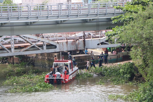 Huy động người nhái tìm kiếm người phụ nữ nghi nhảy sông Sài Gòn tự tử - Ảnh 3.
