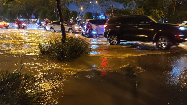 Mưa sầm sập ở TPHCM, nhiều đường phố lại ngập như sông ảnh 10