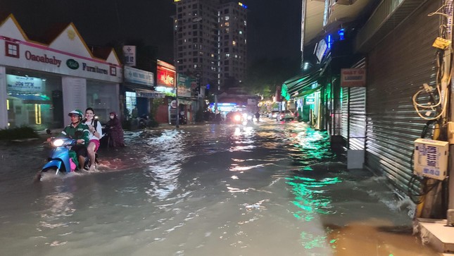 Mưa sầm sập ở TPHCM, nhiều đường phố lại ngập như sông ảnh 8