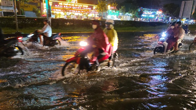 Mưa sầm sập ở TPHCM, nhiều đường phố lại ngập như sông ảnh 9