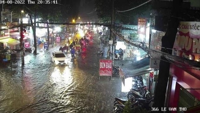 Mưa sầm sập ở TPHCM, nhiều đường phố lại ngập như sông ảnh 2