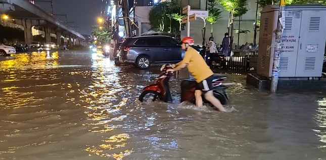 Mưa sầm sập ở TPHCM, nhiều đường phố lại ngập như sông ảnh 6