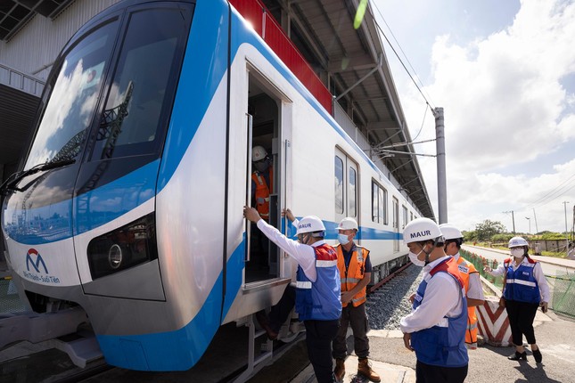 Hình ảnh chạy thử nghiệm đoàn tàu đầu tiên tại dự án metro số 1 TPHCM ảnh 2