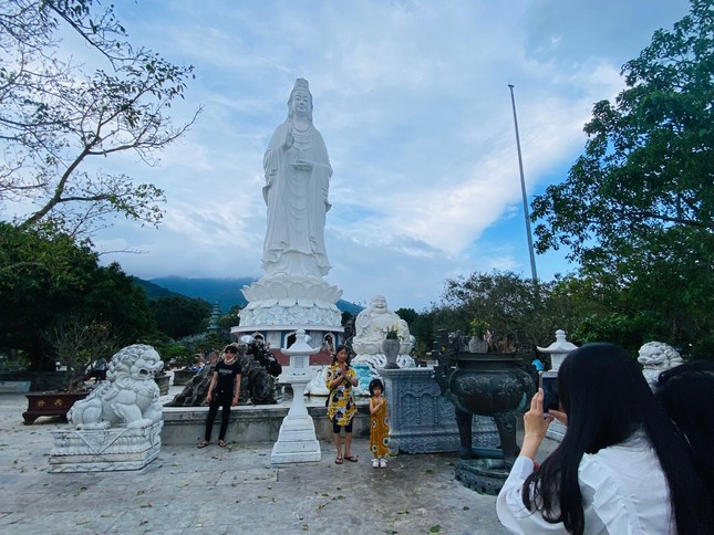 Chùa Linh Ứng Đà Nẵng nhộn nhịp đón khách du lịch ảnh 8