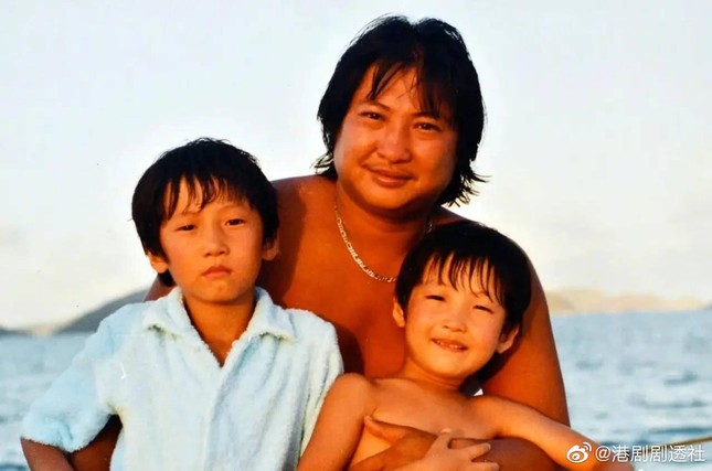 Ngôi sao võ thuật Hồng Kim Bảo đón sinh nhật tuổi 70 bên con cháu ảnh 2