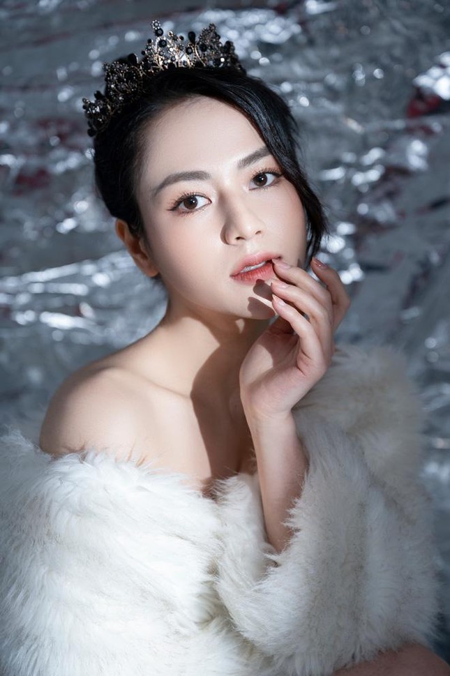 Thời trang có gu trên màn ảnh của Việt Hoa được khán giả tấm tắc khen ngợi ảnh 2