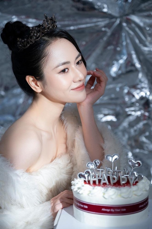 Thời trang có gu trên màn ảnh của Việt Hoa được khán giả tấm tắc khen ngợi ảnh 1