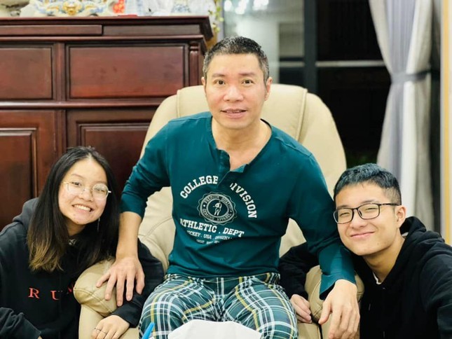 Hai con riêng đến thăm bố, NSND Công Lý viết một câu đầy tình cảm ảnh 1