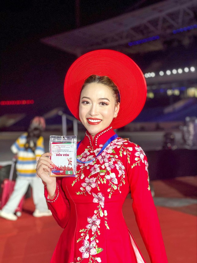 Cầm biển tên diễu hành SEA Games 31, diễn viên Hoàng Mai Anh được các VĐV Myanmar cổ vũ nhiệt tình ảnh 1
