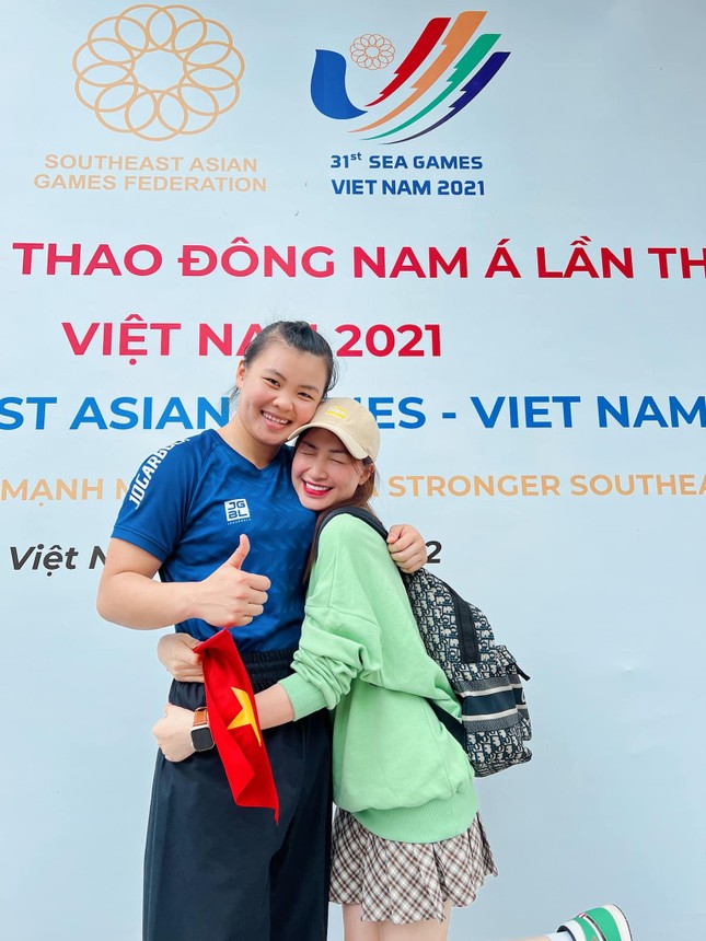 Đi cổ vũ SEA Games, Hòa Minzy đăng ảnh 'dìm' chiều cao bên VĐV bóng chuyền Việt Nam ảnh 1