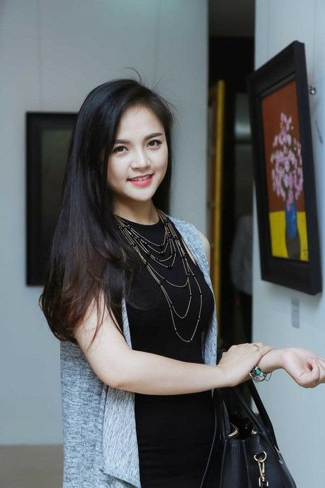 Thu Quỳnh bất ngờ để lại kiểu tóc xoăn xù mì từng bị chê già ảnh 6