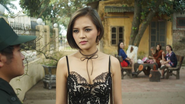 Thu Quỳnh bất ngờ để lại kiểu tóc xoăn xù mì từng bị chê già ảnh 7