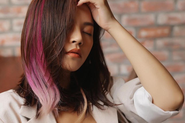 Thu Quỳnh bất ngờ để lại kiểu tóc xoăn xù mì từng bị chê già ảnh 8