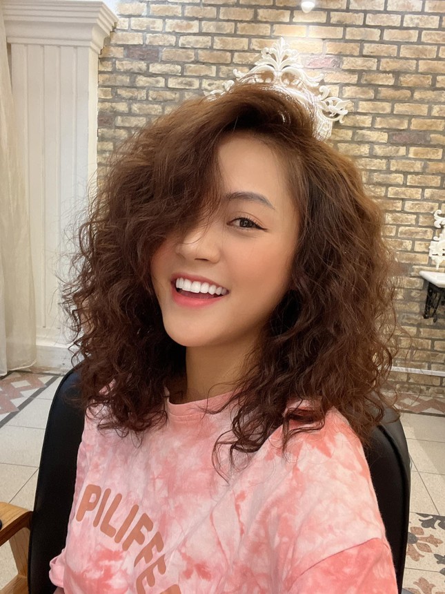 Thu Quỳnh bất ngờ để lại kiểu tóc xoăn xù mì từng bị chê già ảnh 1