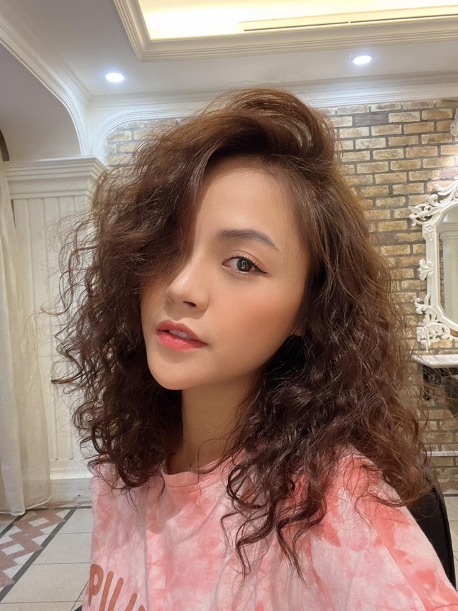 Thu Quỳnh bất ngờ để lại kiểu tóc xoăn xù mì từng bị chê già ảnh 2