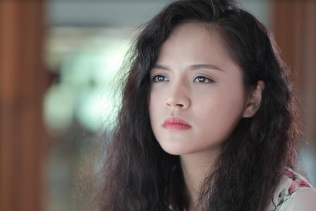Thu Quỳnh bất ngờ để lại kiểu tóc xoăn xù mì từng bị chê già ảnh 5