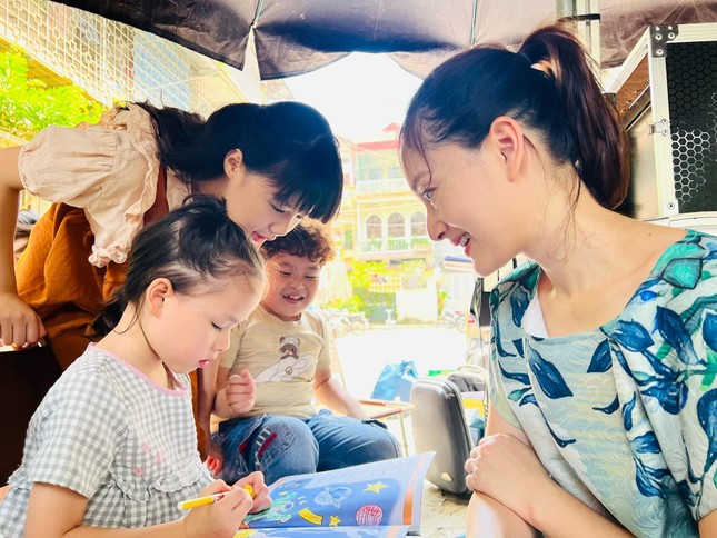 Mẹ con Sam, So (Thương ngày nắng về) bất ngờ chung khung hình cùng ca sĩ Bằng Kiều ảnh 2