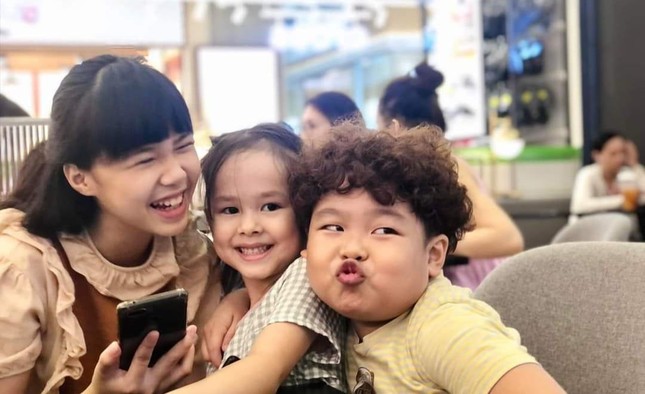 Mẹ con Sam, So (Thương ngày nắng về) bất ngờ chung khung hình cùng ca sĩ Bằng Kiều ảnh 8