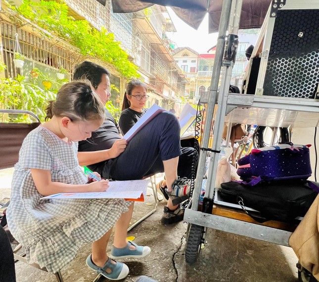 Mẹ con Sam, So (Thương ngày nắng về) bất ngờ chung khung hình cùng ca sĩ Bằng Kiều ảnh 3